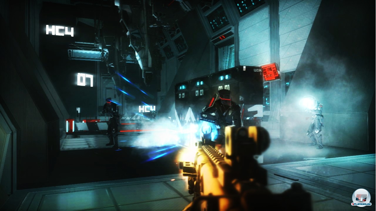 Man ist auch in futuristisch anmutenden Innenräumen unterwegs. Man ist auch in futuristisch anmutenden Innenräumen unterwegs.