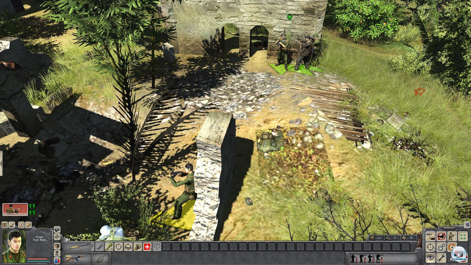 Wo geht's zum Benzin? Obwohl man eher im Gr&uuml;nen k&auml;mpft, kommt auch mal ein H&auml;userkampf. 