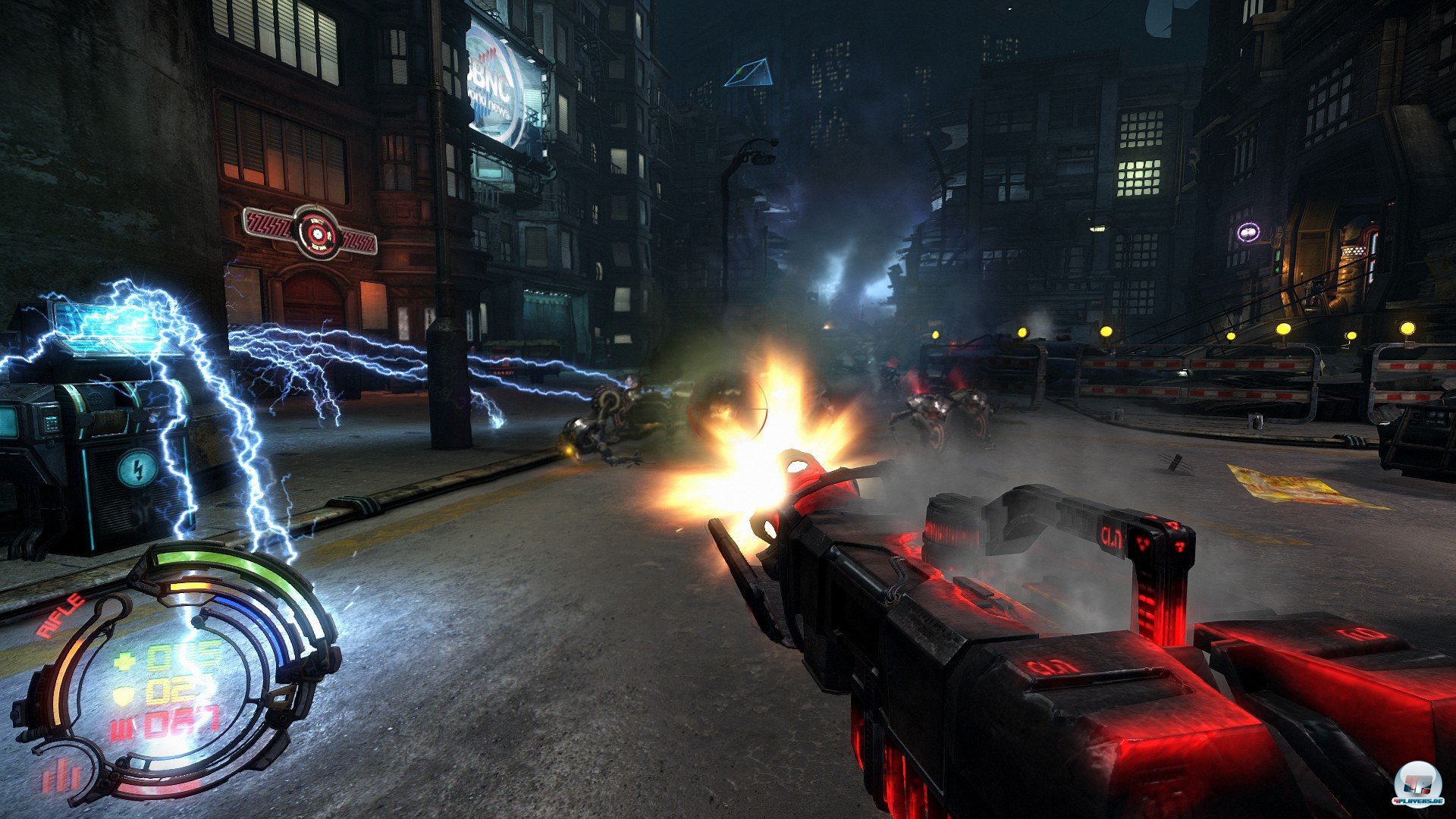 Die Umgebung kann und sollte in die Kämpfe einbezogen werden - explodierende Kisten und Fässer oder Elektroschocks verteilende Maschinen helfen, die Gegnerreihen schnell zu dezimieren. Die Umgebung kann und sollte in die Kämpfe einbezogen werden - explodierende Kisten und Fässer oder Elektroschocks verteilende Maschinen helfen, die Gegnerreihen schnell zu dezimieren.