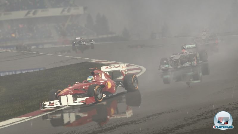 Schön: Schumi jagt im Mercedes sein ehemaliges Team. Schön: Schumi jagt im Mercedes sein ehemaliges Team.