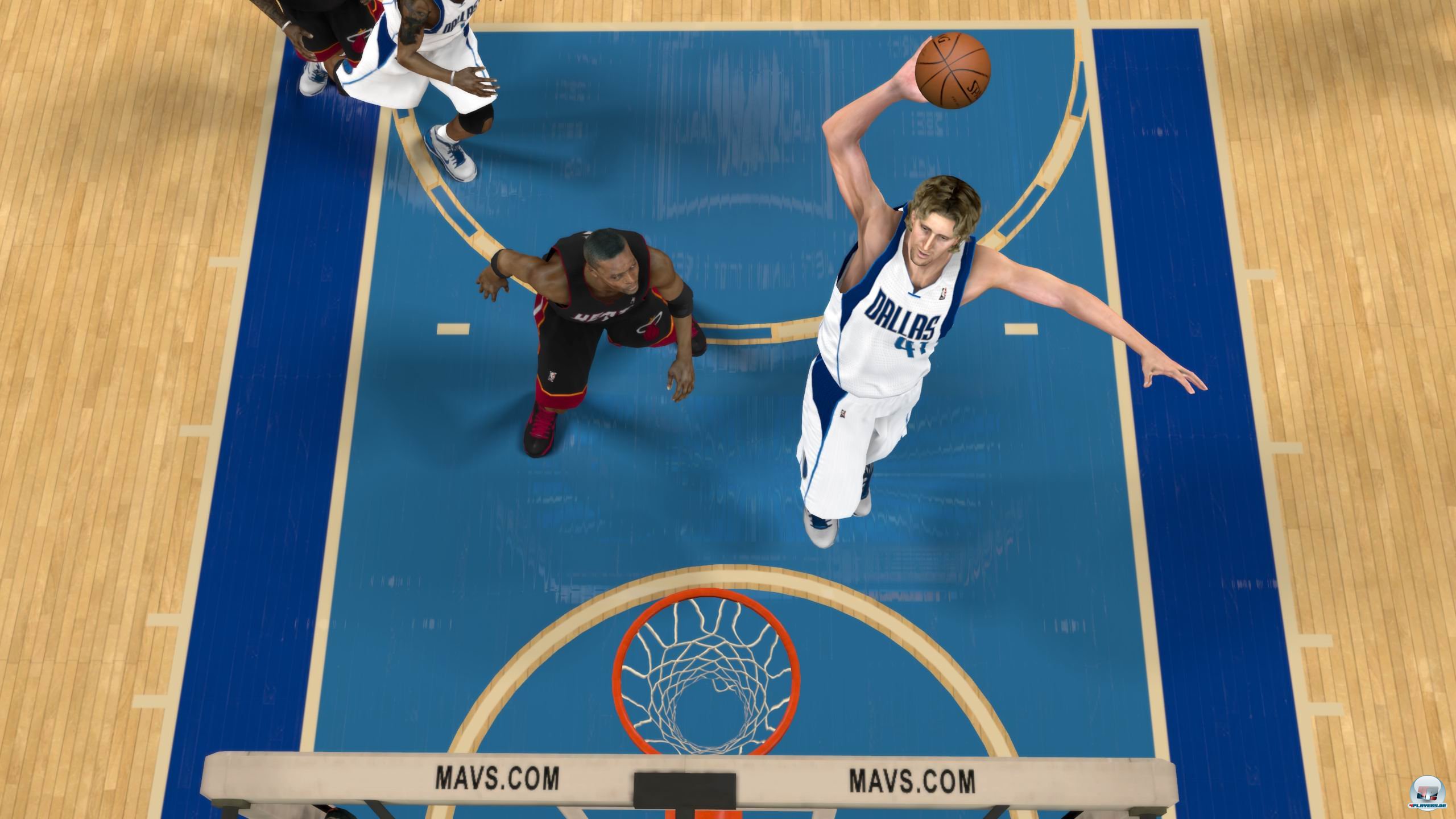 Das Spiel unter dem Korb ist körperbetonter, die Defensive stärker. Das Spiel unter dem Korb ist körperbetonter, die Defensive stärker.