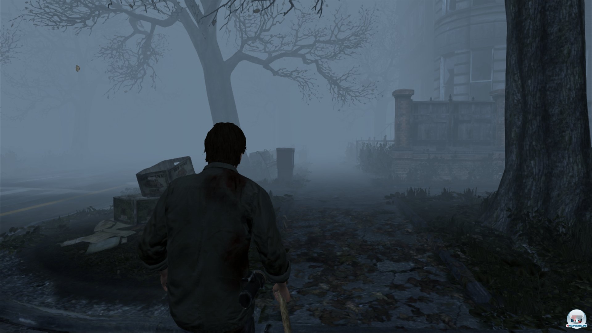 Sieht schummrig aus, aber schon die ersten Szenen im Wald liegen technisch eine Klasse unter dem, was ein Alan Wake aus der Bedrohlichkeit zwischen Dunkelheit und B&auml;umen heraus geholt hat. 