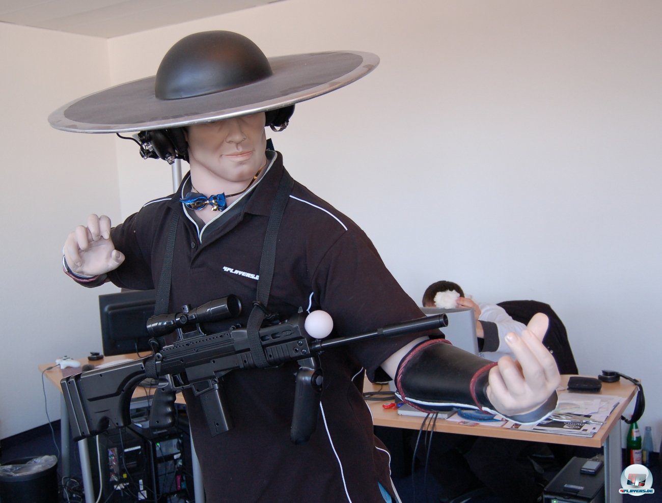 …daher zeigen wir euch lieber die Plastik-Wumme im Einsatz. Unserem Kung Lao gefällt sie prima, der im Hintergrund versteckte Michael wollte aber nichts damit zu tun haben. …daher zeigen wir euch lieber die Plastik-Wumme im Einsatz. Unserem Kung Lao gefällt sie prima, der im Hintergrund versteckte Michael wollte aber nichts damit zu tun haben.