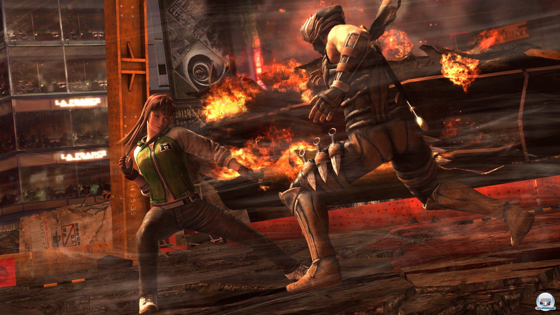 Das Kampfsystem ist etwas actionlastiger als zuvor, aber immer noch sehr auf die Wechselwirkung von Angriffen, Haltegriffen und W&uuml;rfen bedacht.