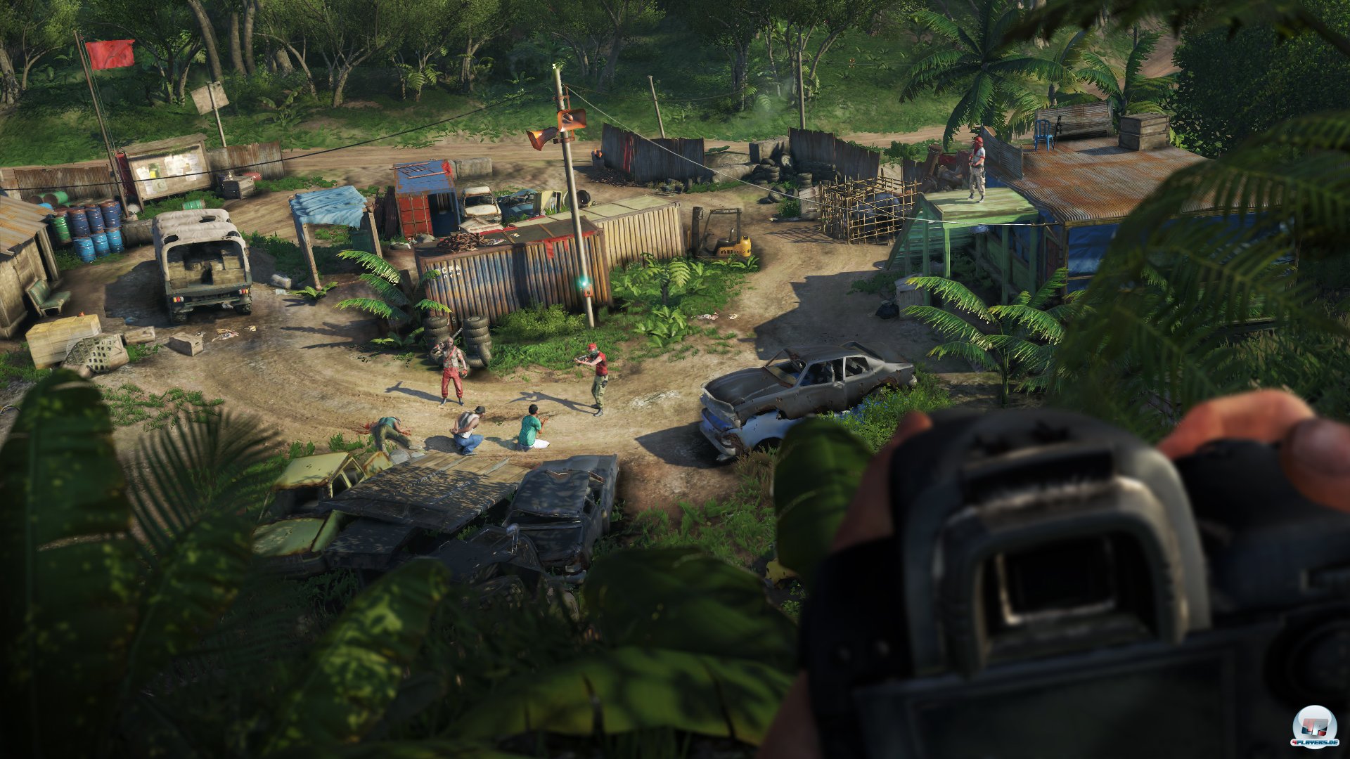 Es lohnt sich, feindliche Lager aus der Ferne zu beobachten, bevor Jason in das Camp schleicht. Falls es ihm gelingt, keinen Alarm auszul&ouml;sen, hat er es leichter und erh&auml;lt weniger Punkte.