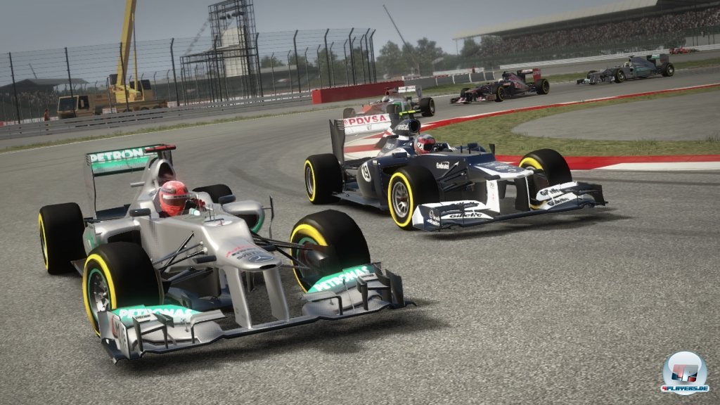 Michael Schumacher beim Versuch, seinen Gegner au&szlig;en zu &uuml;berholen.