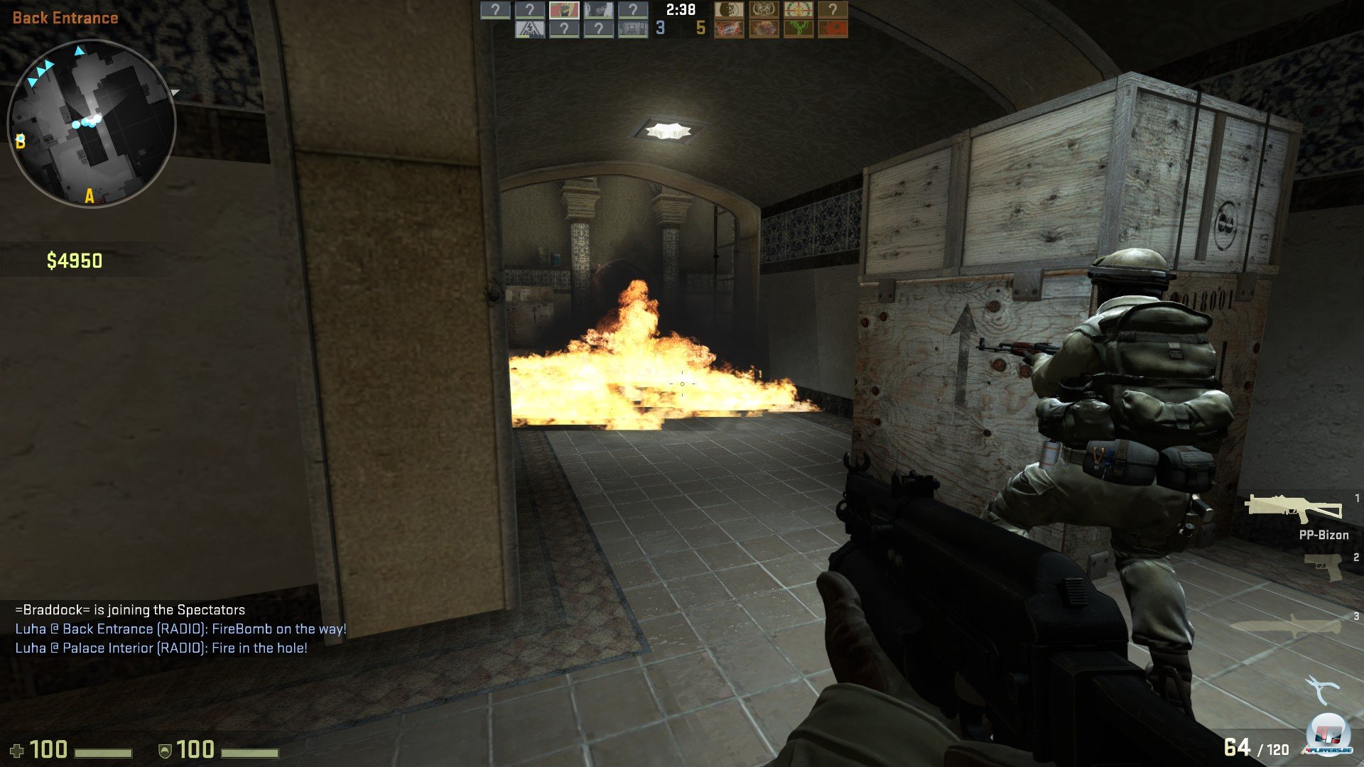 Mit den neuen Feuergranaten bzw. Molotowcocktails kann man ganze G&auml;nge kurzzeitig in ein Flammenmeer tauchen - was ganz neue Taktiken erm&ouml;glicht.