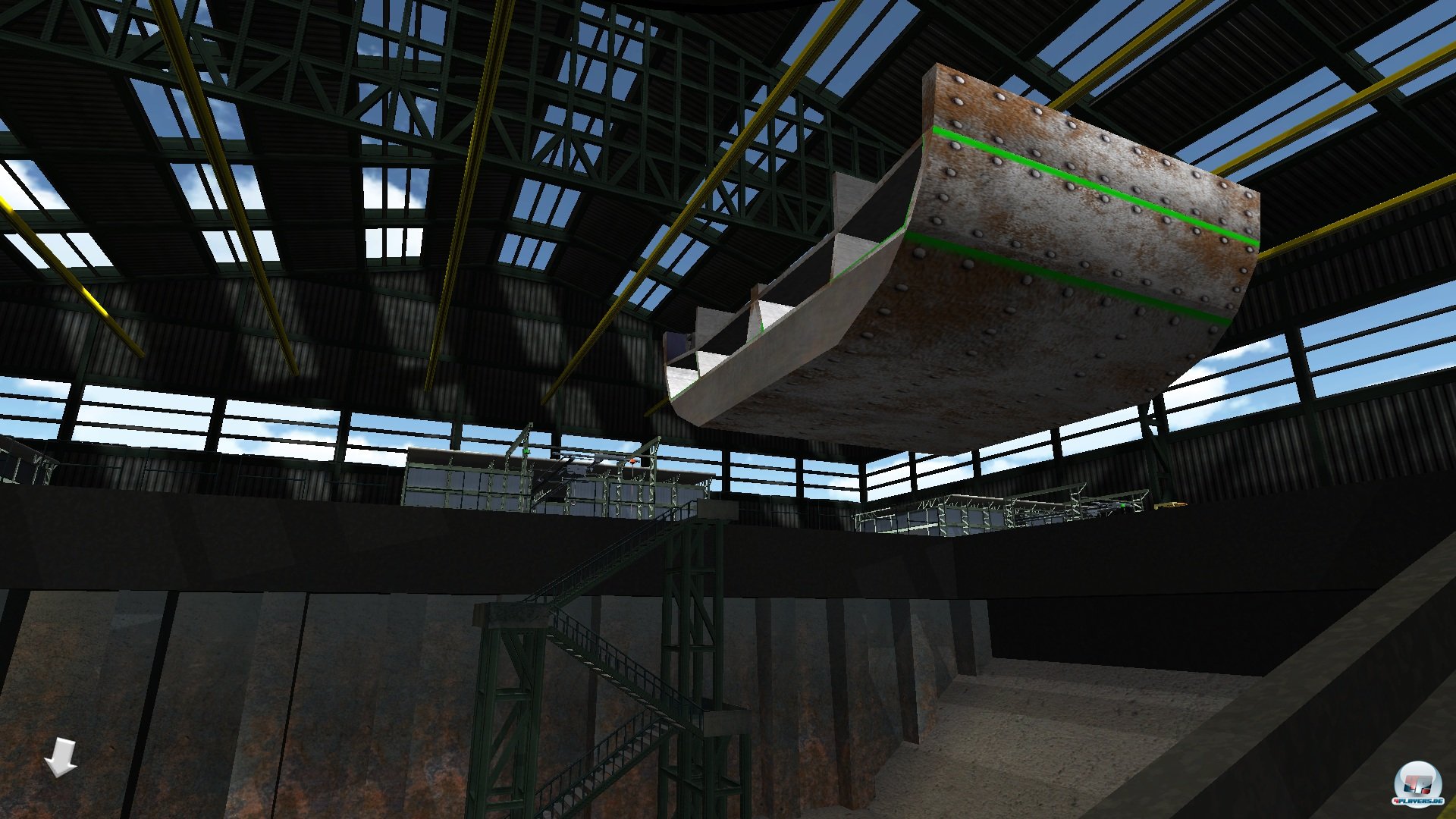 H&auml;ngt mal so in der Luft rum: Das tonnenschwere Heck eines Frachters.