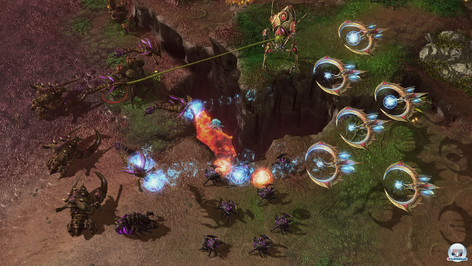 Mit der Viper k&ouml;nnen Einheiten herangezogen werden - hier der Koloss der Protoss.