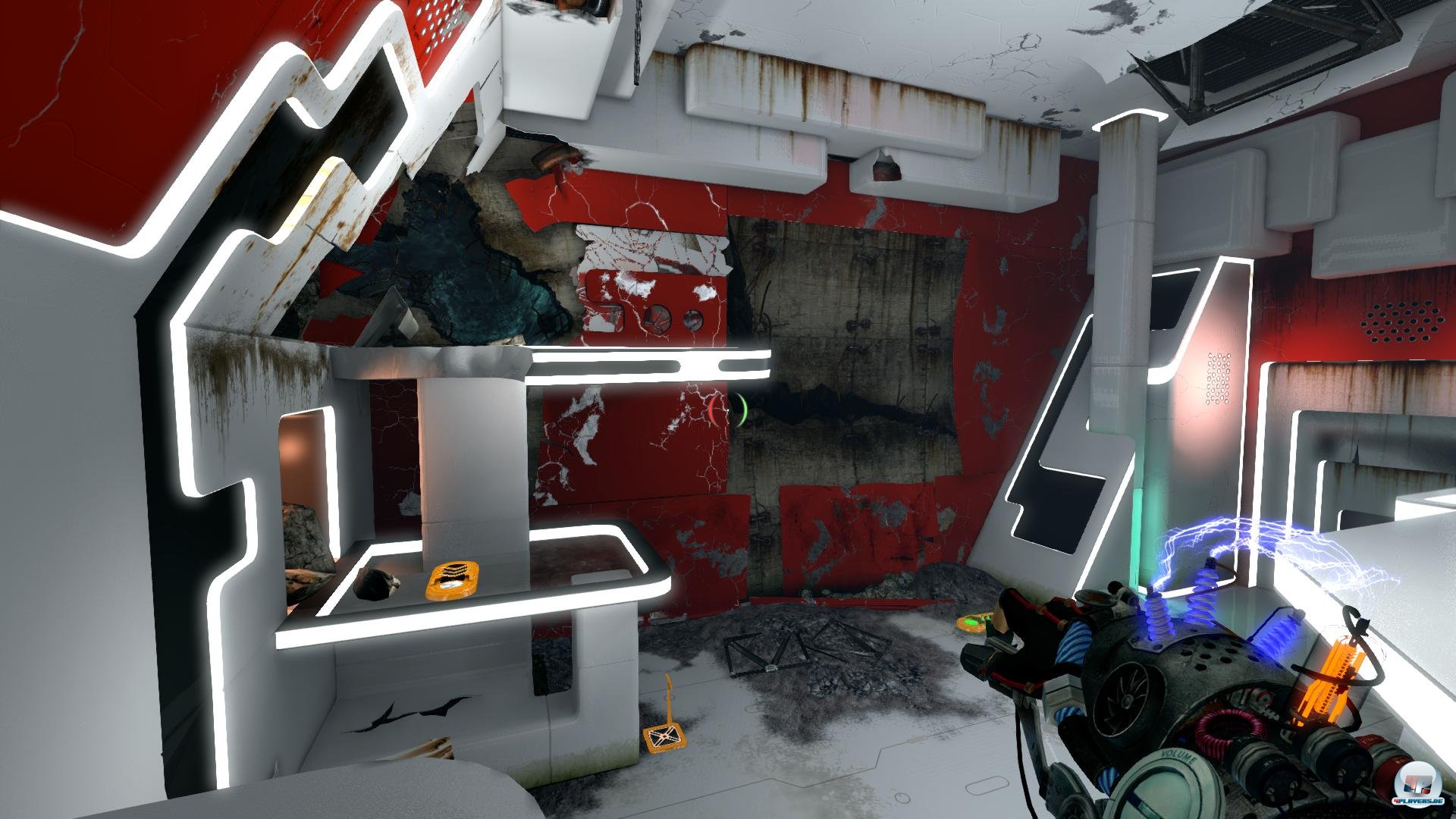 Horror gegen Technologie: Kaum bricht der Chtulhu-Albtraum los, f&auml;llt die Hochglanzfassade. 