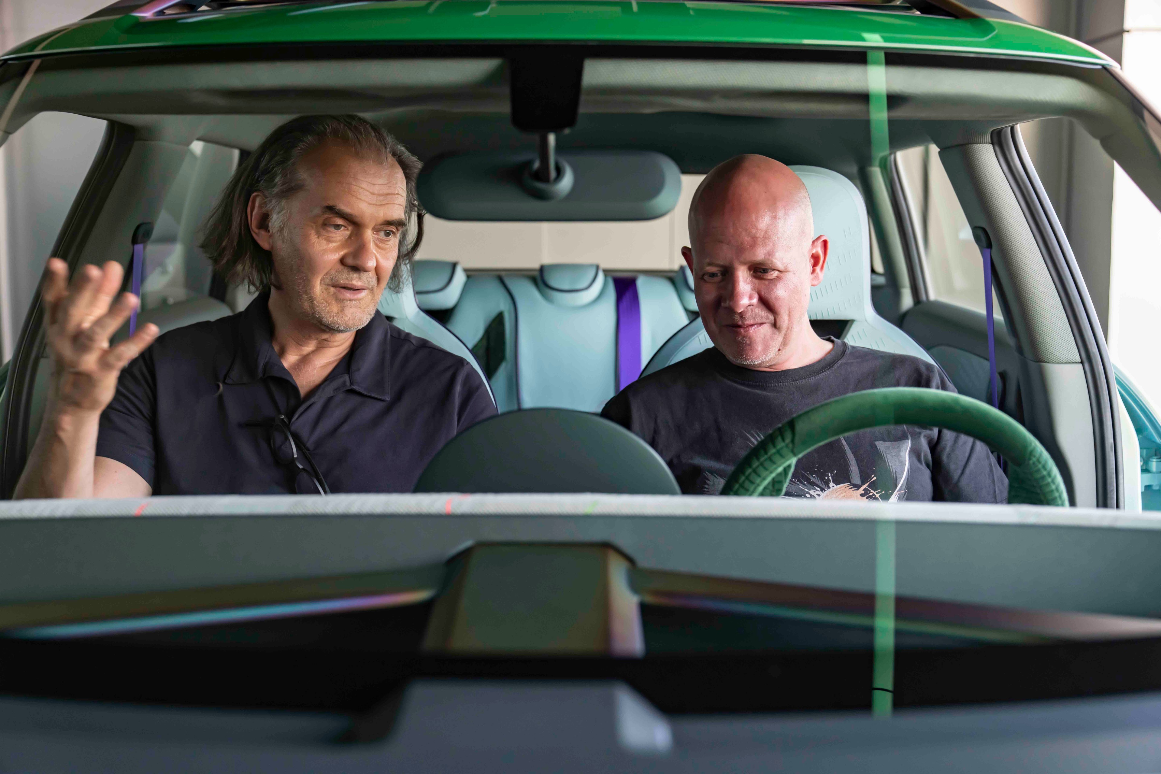 Redakteur Boris beim Probesitzen. Thomas Sycha, Leiter MINI Exterieur Design, erklärt ihm die Vorzüge der Projektions-Technik. Redakteur Boris beim Probesitzen. Thomas Sycha, Leiter MINI Exterieur Design, erklärt ihm die Vorzüge der Projektions-Technik.