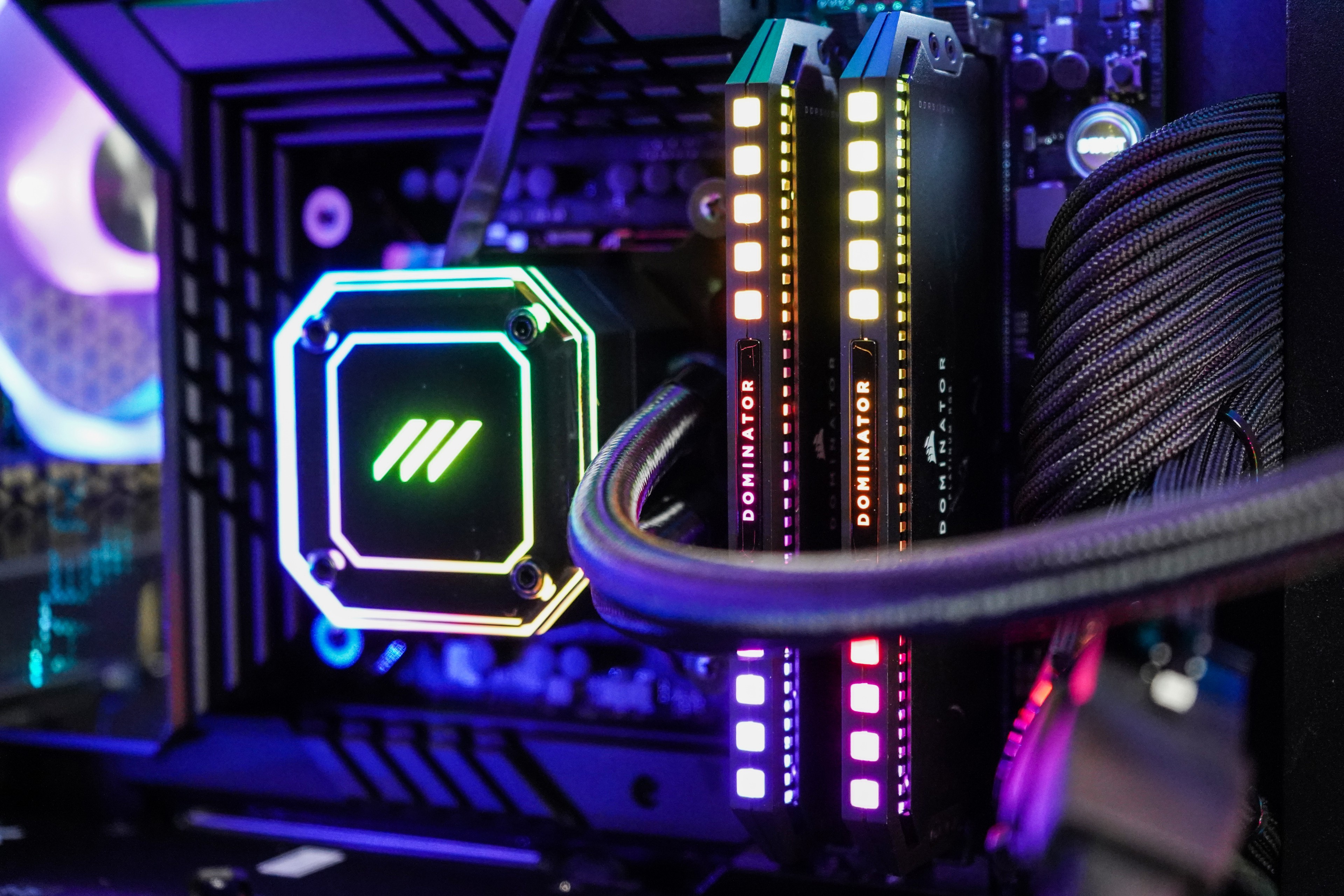 Ein Traum in RGB: AIO und RAM sind natürlich wunderbar bunt beleuchtet. Ein Traum in RGB: AIO und RAM sind natürlich wunderbar bunt beleuchtet.