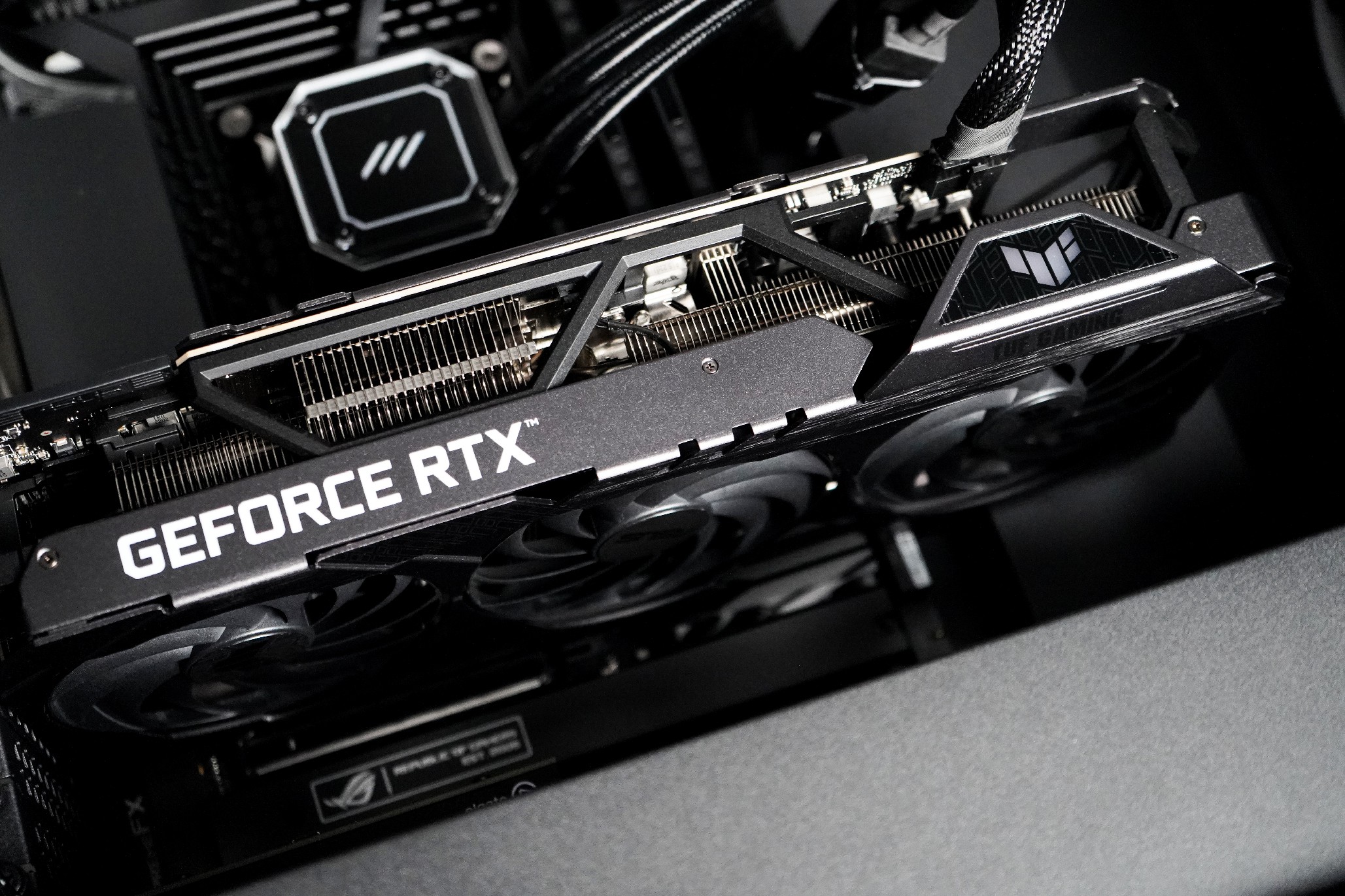 Das Grafik-Herzstück der neuen 4Players-Testmaschine: Die Asus TUF OC Geforce RTX 3090 Ti. Das Grafik-Herzstück der neuen 4Players-Testmaschine: Die Asus TUF OC Geforce RTX 3090 Ti.