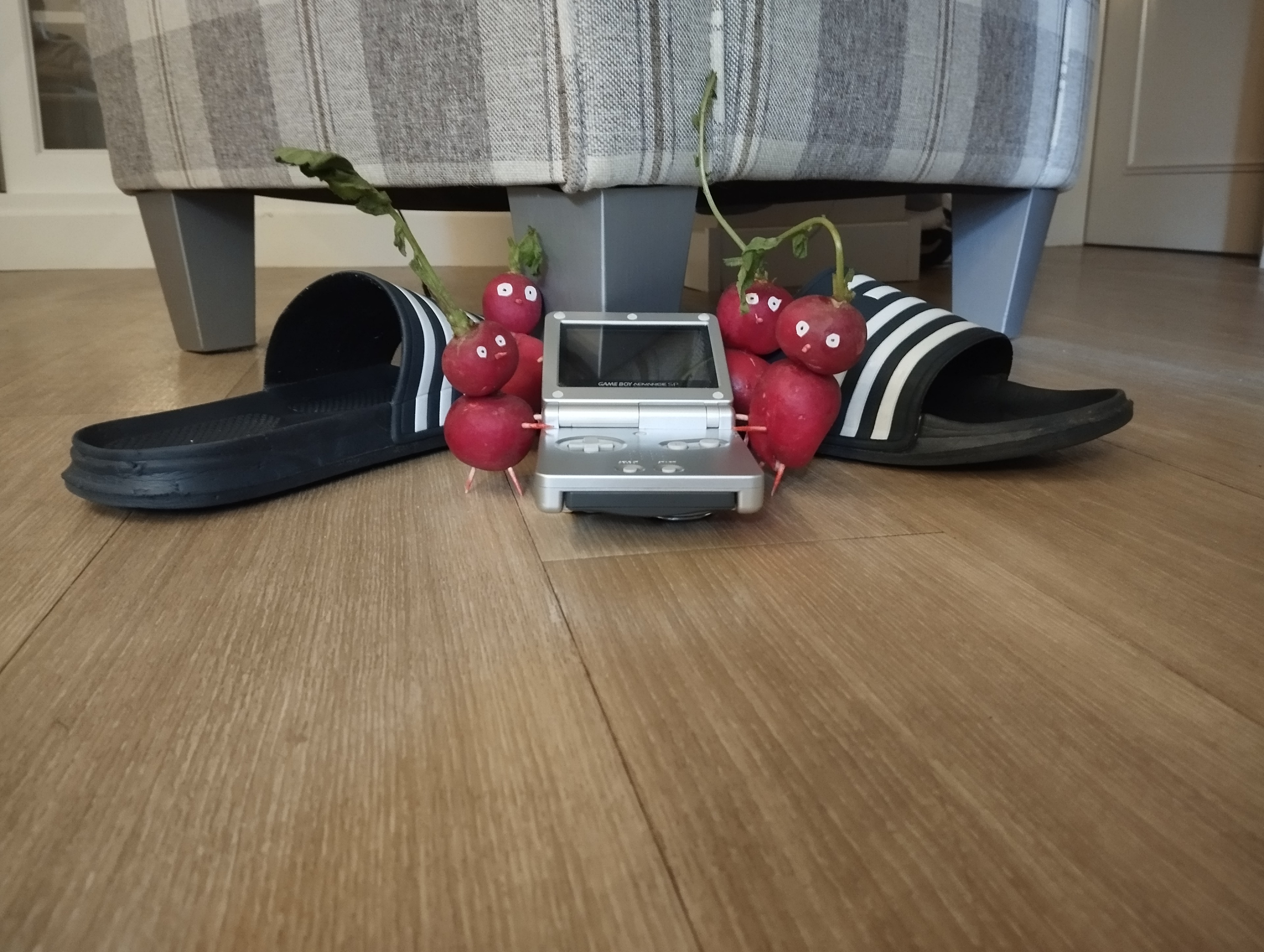 Mit ihrem Schatz auf dem Weg zur&uuml;ck zum Raumschiff stolpern die flei&szlig;igen Pflanzenwesen &uuml;ber gigantisches Schuhwerk.