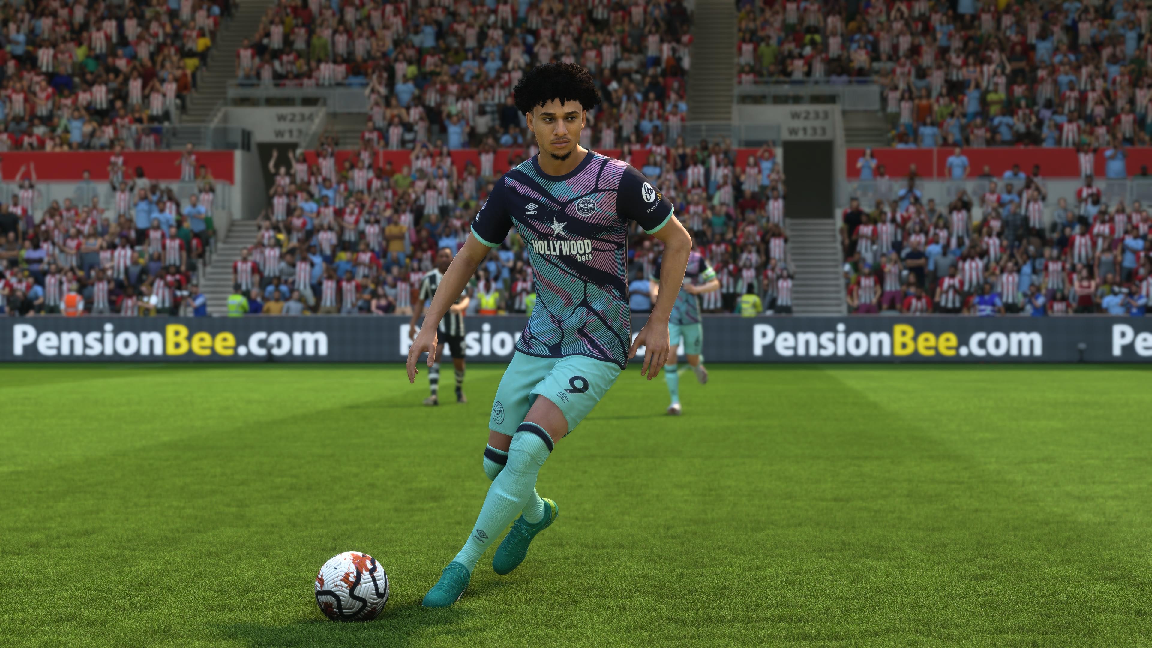 Der deutsche Nationalst&uuml;rmer Kevin Schade spielt bei Premier-League-Klub FC Brentford. Die &bdquo;Bees&ldquo; treten normalerweise in Rot und Wei&szlig; auf, das Ausweichtrikot gl&auml;nzt aber in einem wilden Mix aus T&uuml;rkis, Dunkelblau und Rosa mit feinen Streifen.