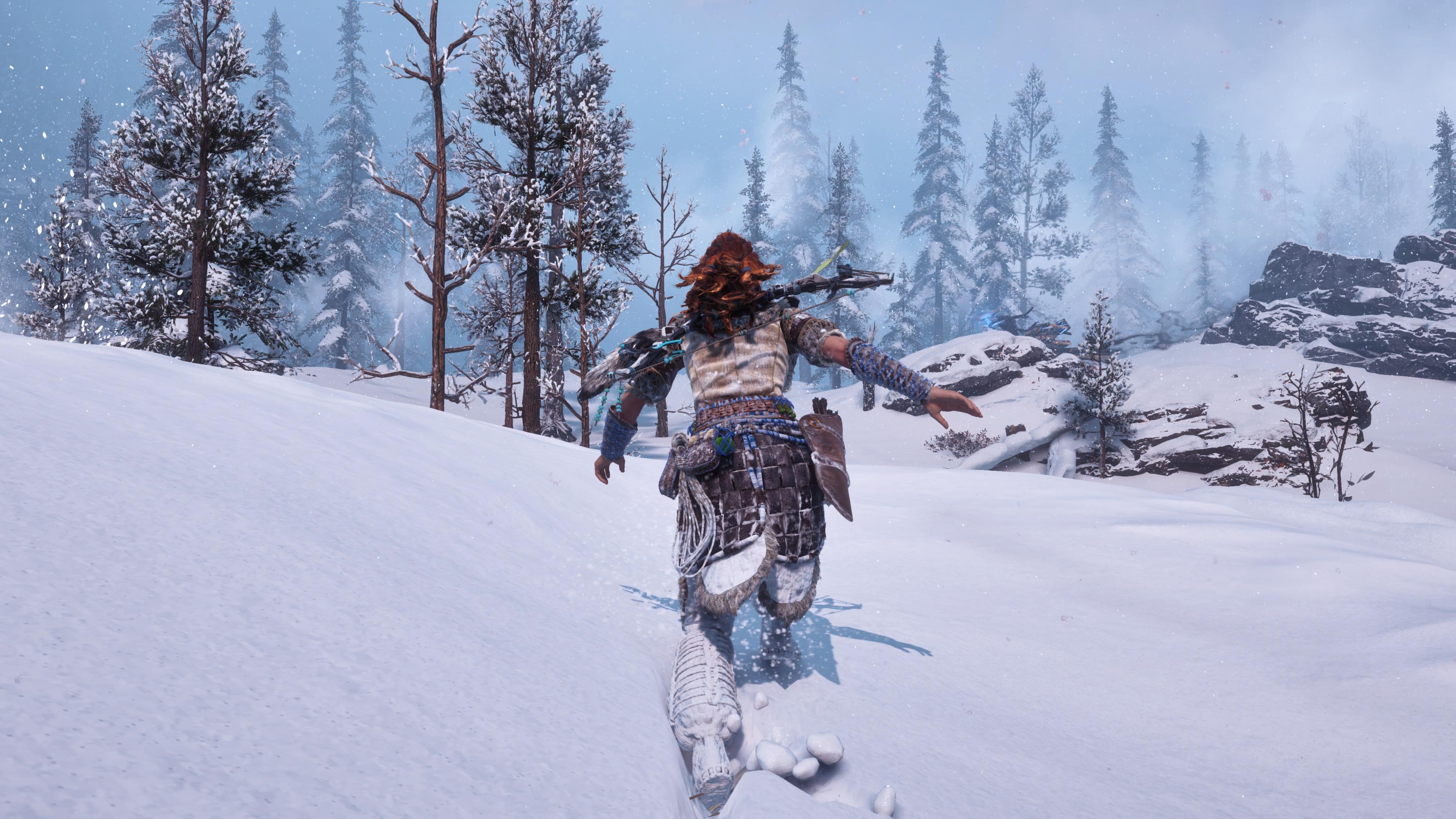 Aloy stapft durch den frischen und tiefen Schnee. Wirkt ganz beschaulich - wenn die Horizon-Heldin nicht eine solch wichtige Queste h&auml;tte.