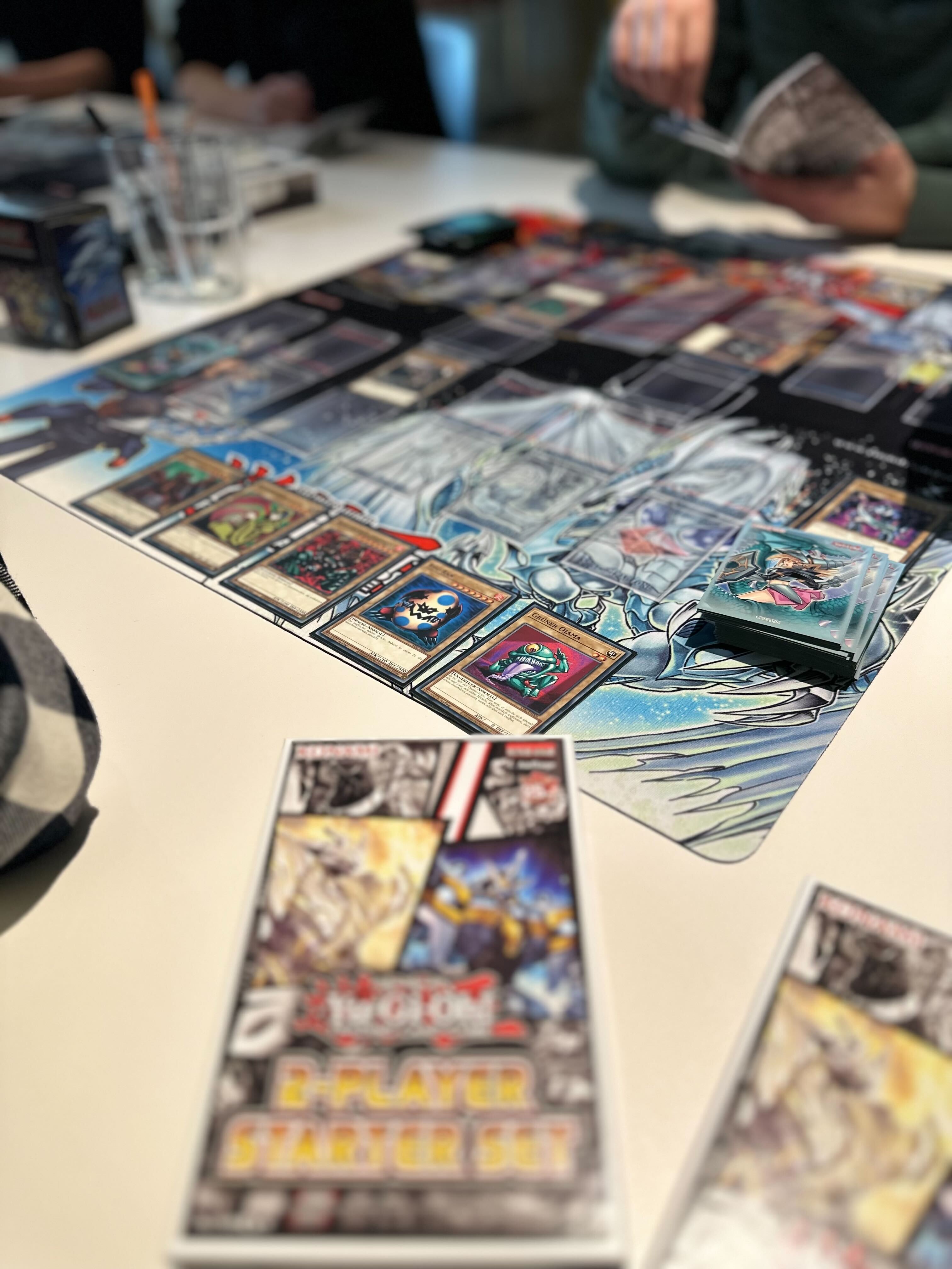 Eigentlich wird bei Yu-Gi-Oh! genau wie bei jedem TCG mit verdeckten Handkarten gespielt. Für Demonstrationszwecke laden wir unseren Gegner hier zu einem Blick ein. Eigentlich wird bei Yu-Gi-Oh! genau wie bei jedem TCG mit verdeckten Handkarten gespielt. Für Demonstrationszwecke laden wir unseren Gegner hier zu einem Blick ein.